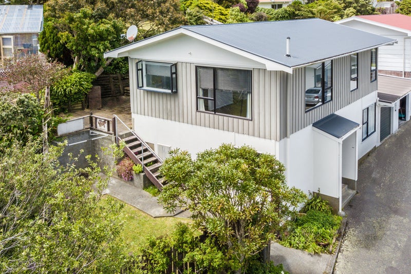 9A Colchester Cres, Newlands, Wellington - Carousel 1