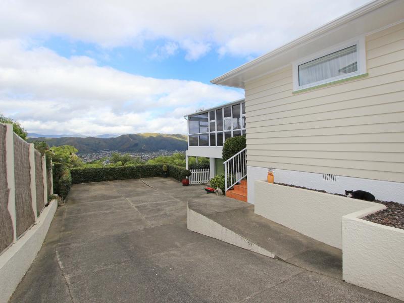 8 Ardal Grove, Tirohanga, Lower Hutt - Carousel 19