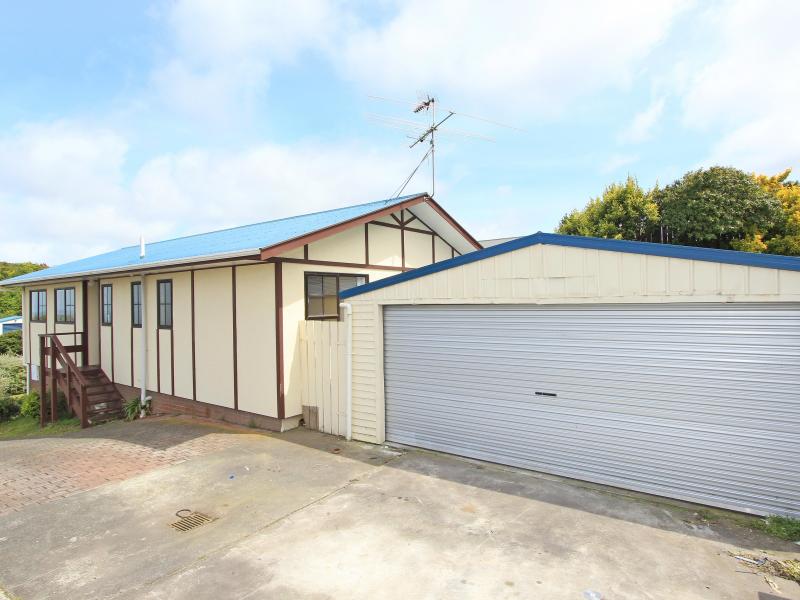 8 Kaitangata Crescent, Kelson, Lower Hutt - Carousel 1