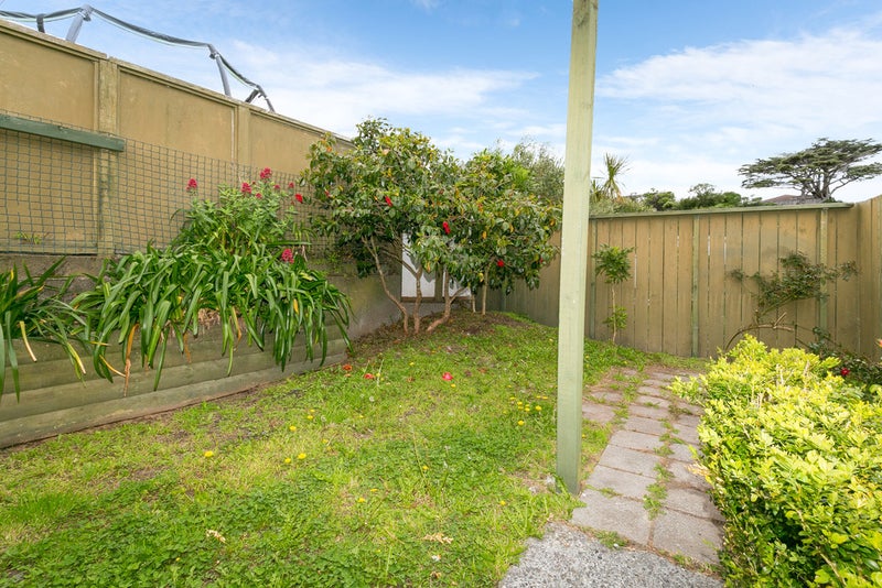 2A Westview Grove, Miramar, Wellington - Carousel 16