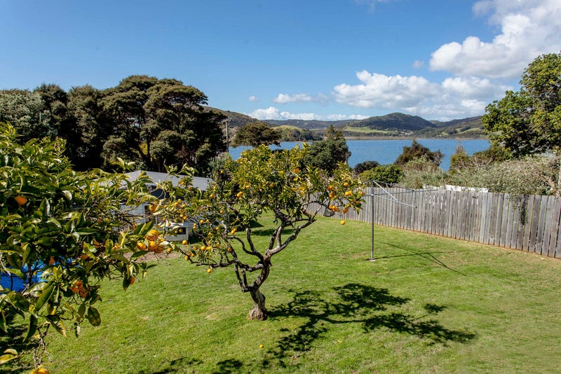 4 Albert Crescent, Ostend, Waiheke Island - Carousel 1