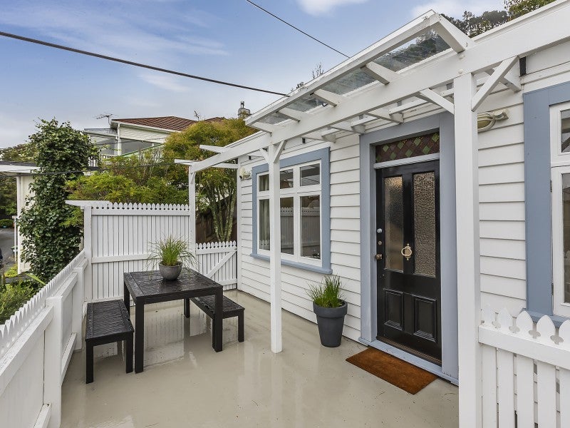 4 Pitarua Street, Thorndon, Wellington - Carousel 1