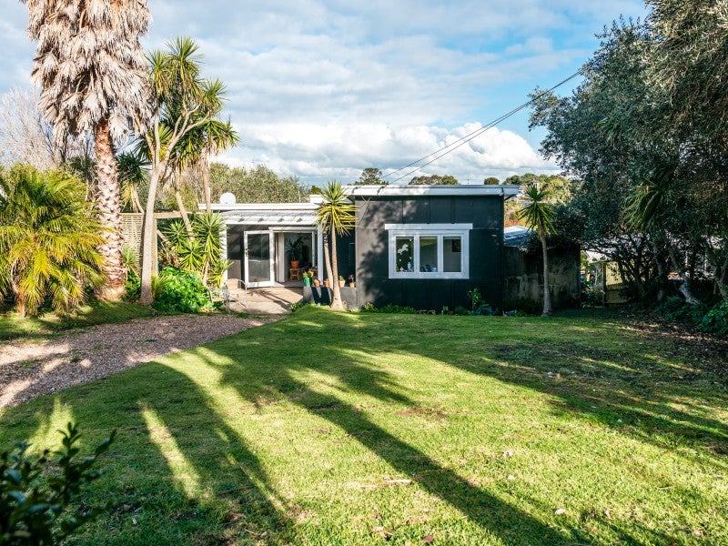 7 Hauraki Road, Oneroa, Waiheke Island - Carousel 2