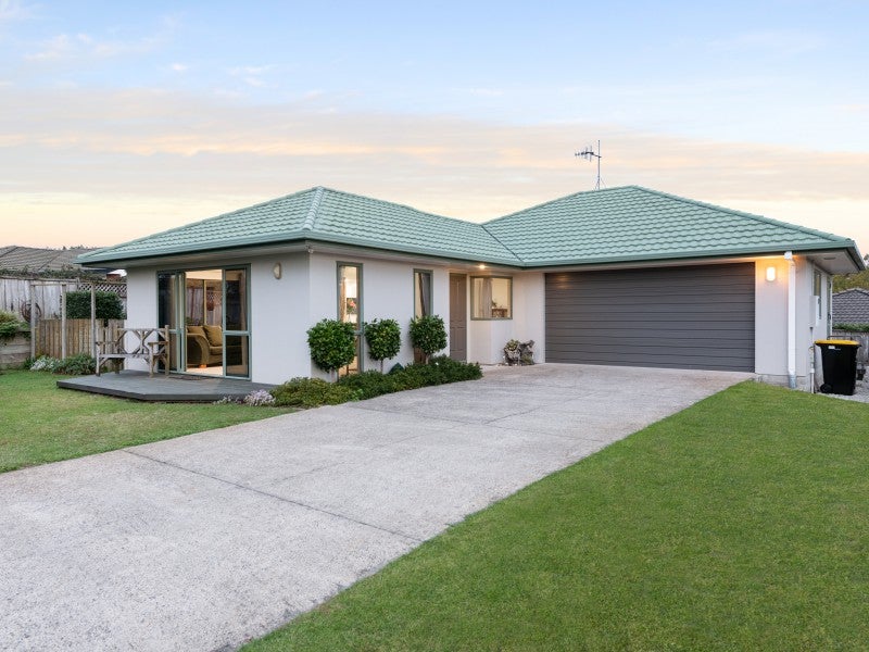 8 Whitby Place, Welcome Bay, Tauranga - Carousel 1