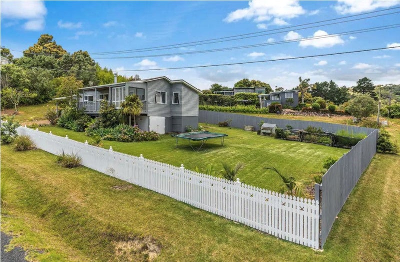12 Marine View Road, Onetangi, Waiheke Island - Carousel 2