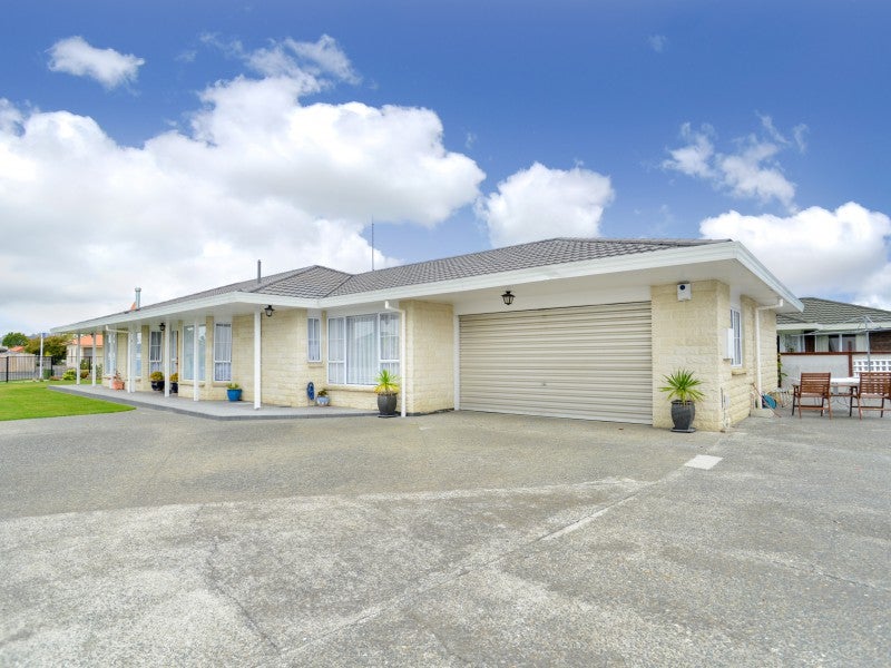 227 Tudor Avenue, Mayfair, Hastings - Carousel 1