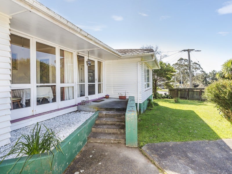 15 Main Road, Tawa, Wellington - Carousel 2