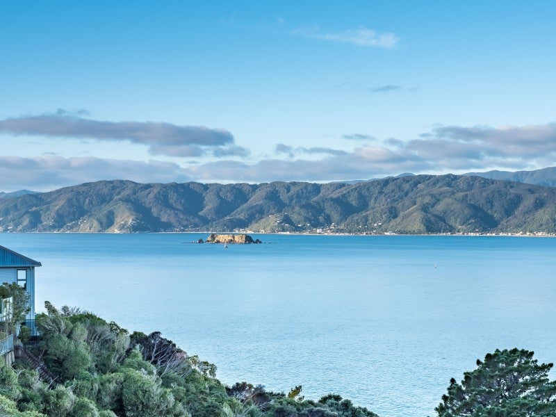 58A Nevay Road, Karaka Bays, Wellington - Carousel 1