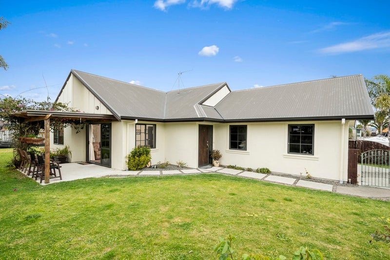 18 Madeleine Terrace, Papamoa Beach, Papamoa - Carousel 1