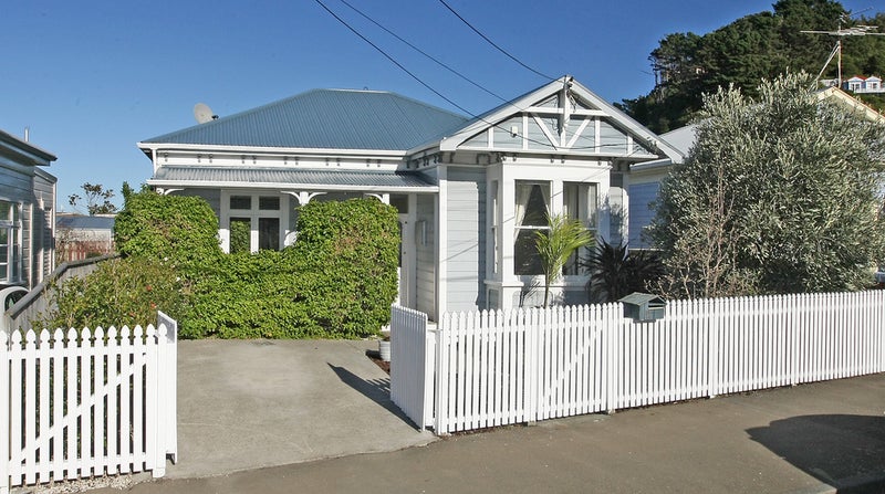 11 Medway Street, Island Bay, Wellington - Carousel 1