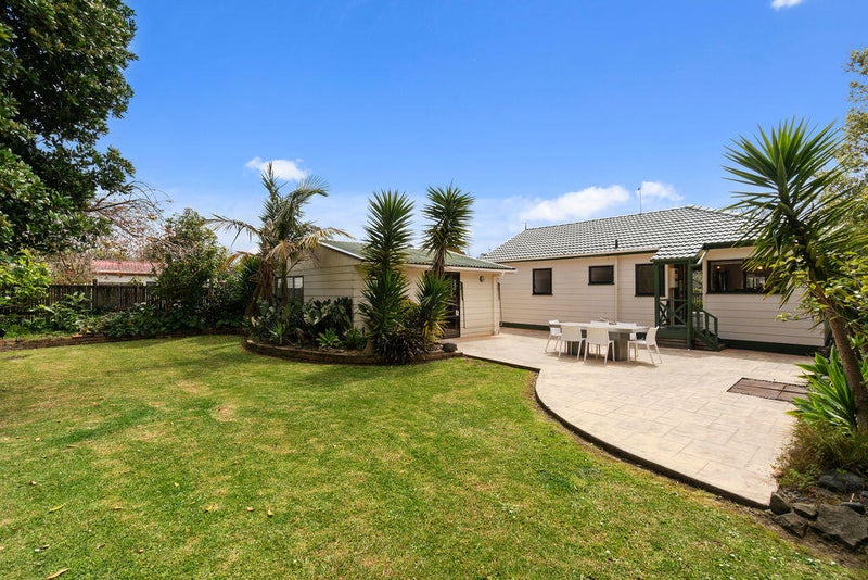 21 Redlands Grove, Swanson, Auckland - Carousel 2