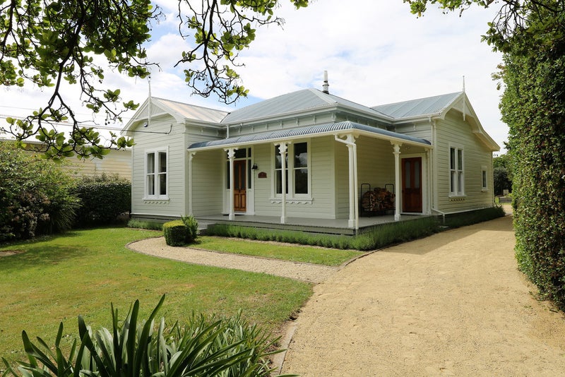 18 Clifton Avenue, Carterton - Carousel 1