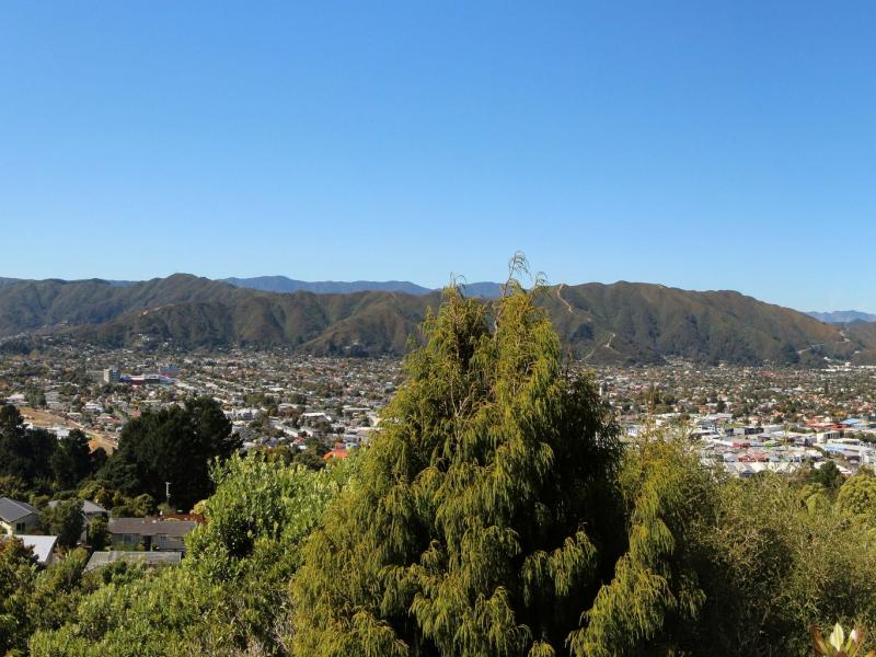 7 Ardal Grove, Tirohanga, Lower Hutt - Carousel 2