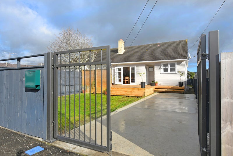 20B CAMP ST, TRENTHAM, UPPER HUTT - Carousel 14