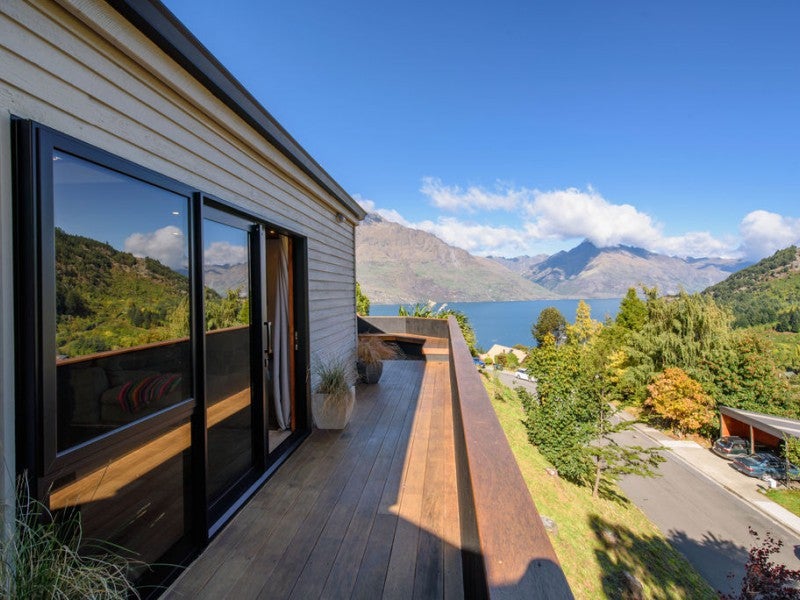 11B MacKinnon Terrace, Sunshine Bay, Queenstown - Carousel 1