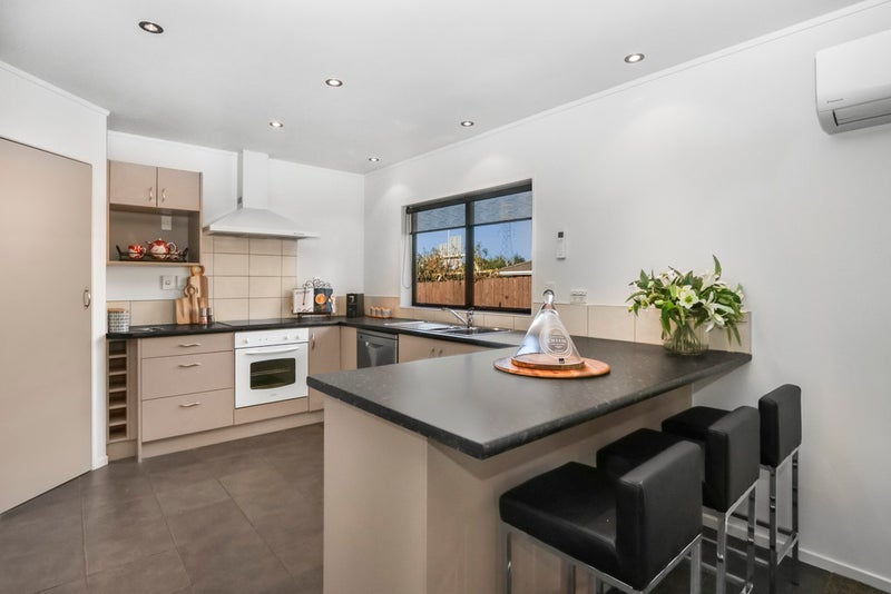 16 Gardone Terrace, Conifer Grove, Takanini - Carousel 2