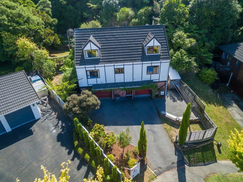 14 Pioneer Grove, Silverstream, Upper Hutt - Carousel 2