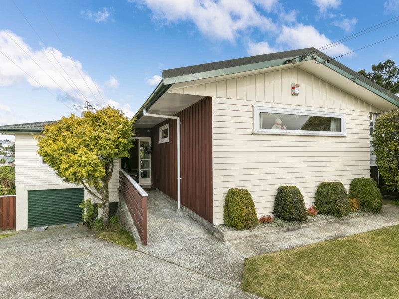 31 Brooker Grove, Newlands, Wellington - Carousel 1