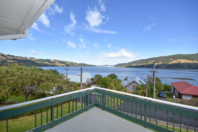19 Bayne Terrace, Macandrew Bay, Dunedin - Carousel 1