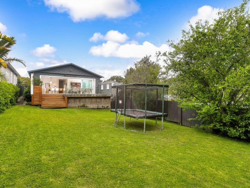27 Seacombe Road, Point Chevalier, Auckland - Carousel 1