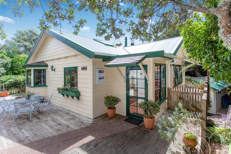 31 Hekerua Road, Oneroa, Waiheke Island - Carousel 1