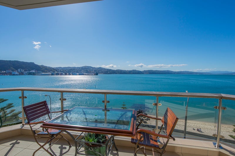 4A/172 Oriental Parade, Oriental Bay, Wellington - Carousel 1