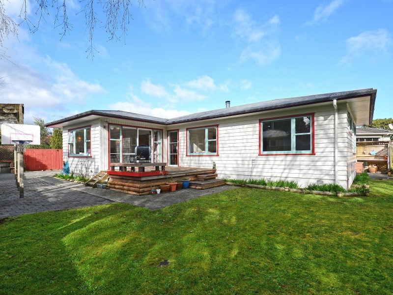 22 Longfellow Street, Trentham, Upper Hutt - Carousel 1