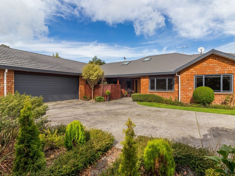 13 Emerald Hill Drive, Birchville, Upper Hutt - Carousel 1