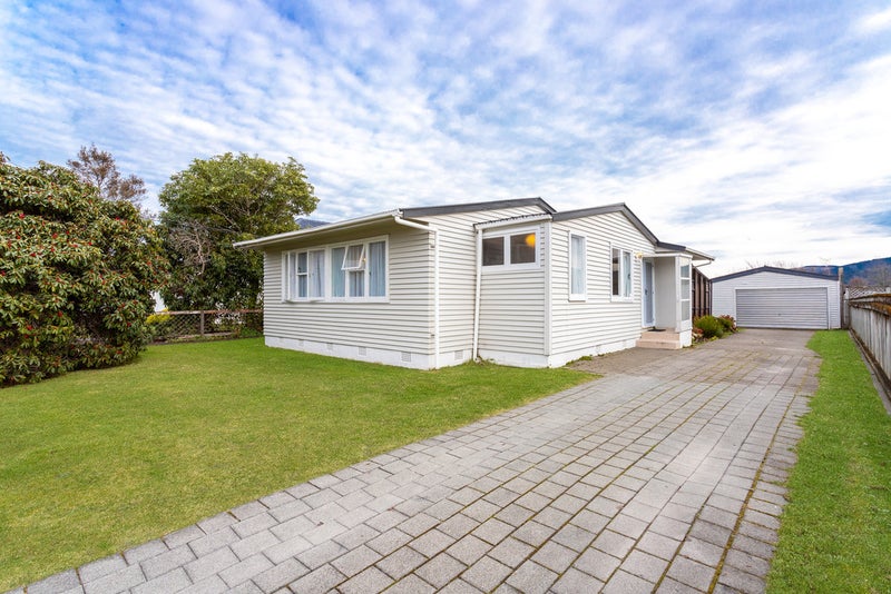 40 Fraser Crescent, Elderslea, Upper Hutt - Carousel 1