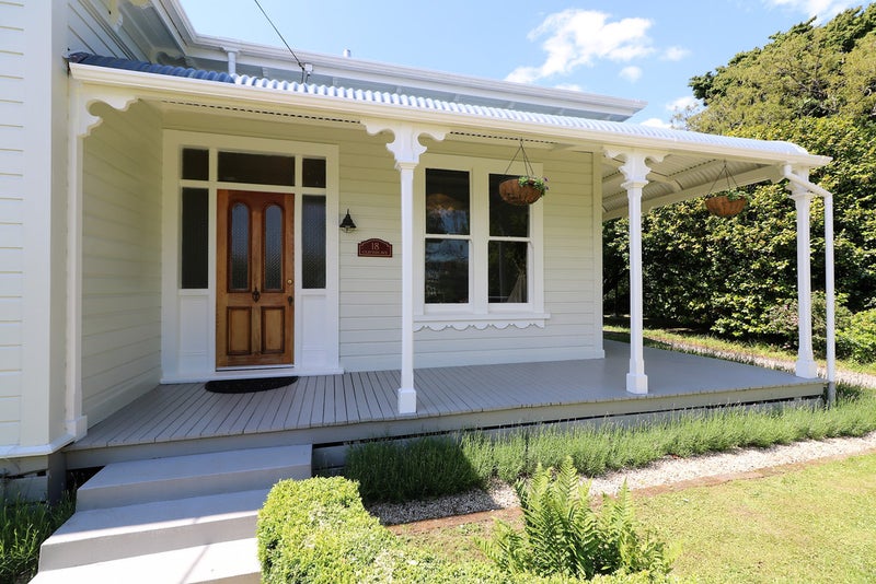 18 Clifton Avenue, Carterton - Carousel 2