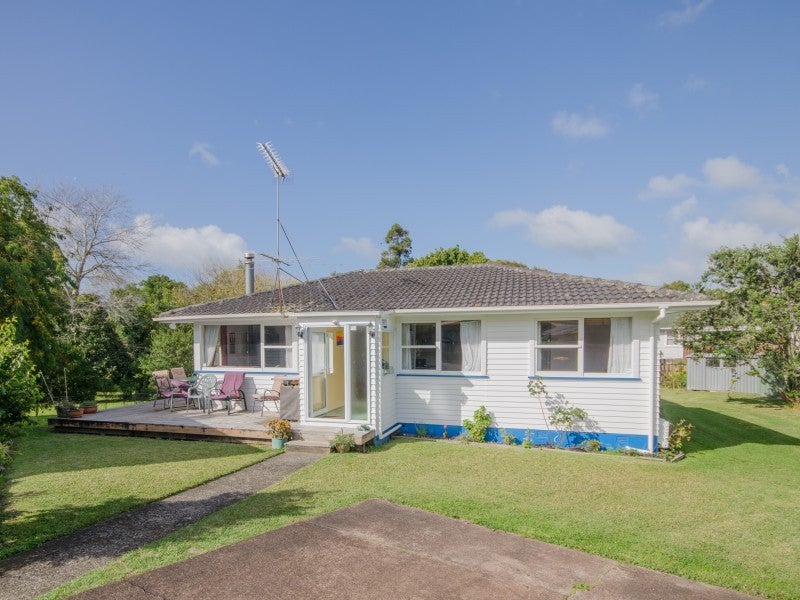 49 Castleford Street, Green Bay, Auckland - Carousel 1