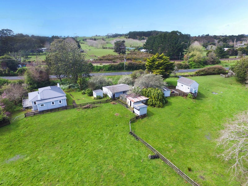 102 Waitakere Road, Waitākere, Auckland - Carousel 2