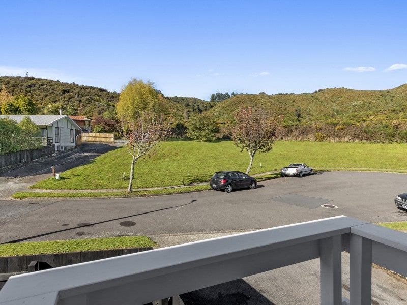 18 Oaklands Grove, Clouston Park, Upper Hutt - Carousel 2