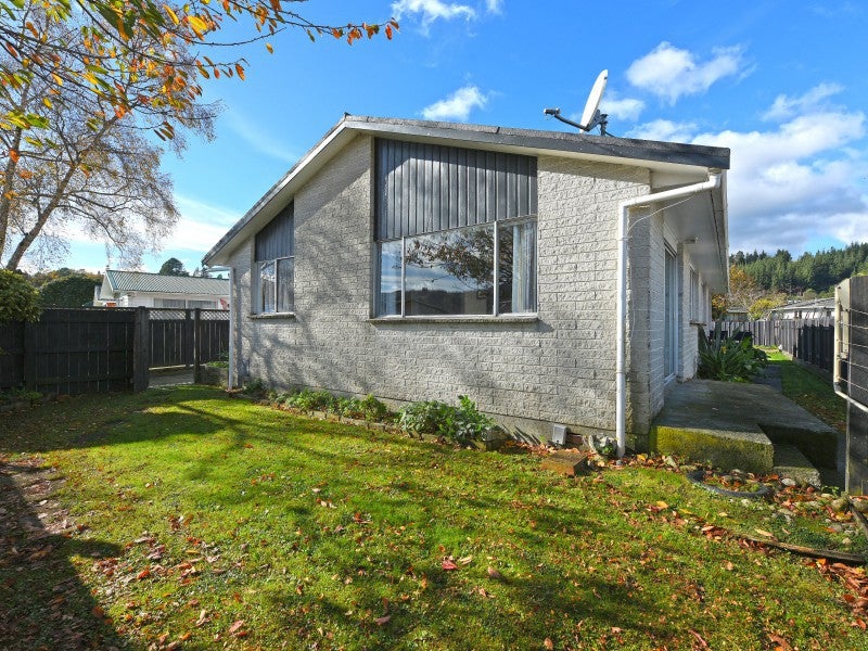 1/52 OREGON DR, MAORIBANK, UPPER HUTT - Carousel 1