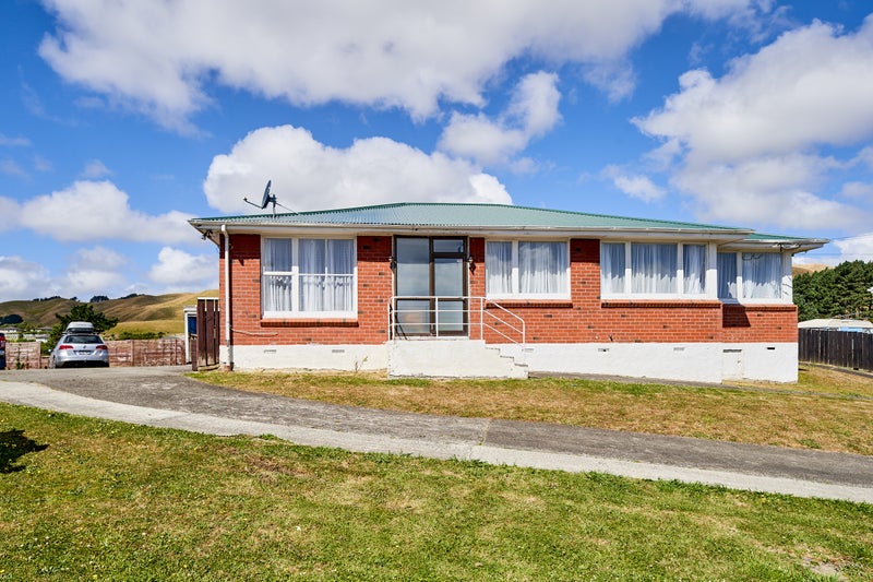 29 Aberfeldy Street, Cannons Creek, Porirua - Carousel 1