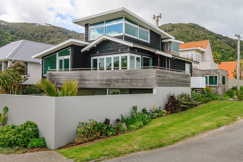 18 Maire Street, Eastbourne, Lower Hutt - Carousel 1