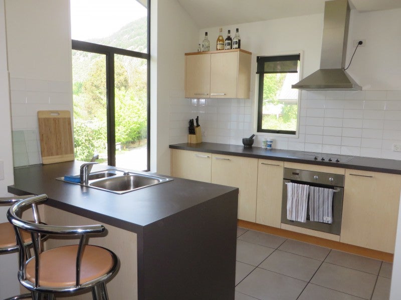 11/8 McKerrow Place, Sunshine Bay, Queenstown - Carousel 2