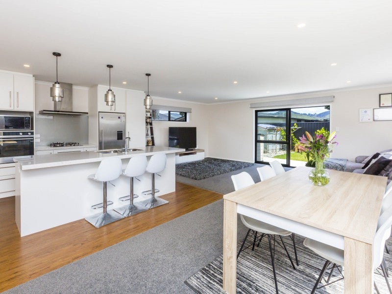 12 Pattullo Crescent, Wallaceville, Upper Hutt - Carousel 2