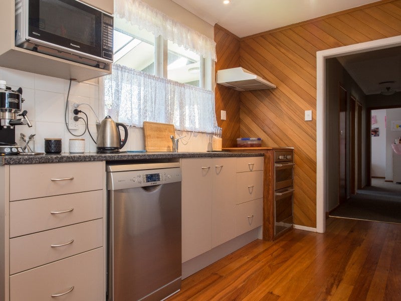 11 Sacha Place, Glenview, Hamilton - Carousel 2