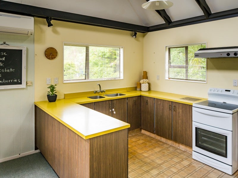 69 Cluny Road, Plimmerton, Porirua - Carousel 2