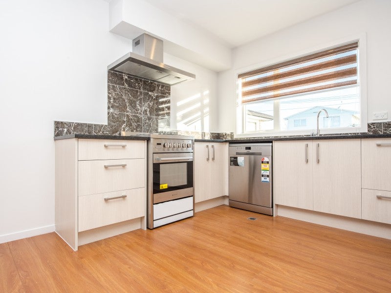 1/4 June Place, Hamilton East, Hamilton - Carousel 1