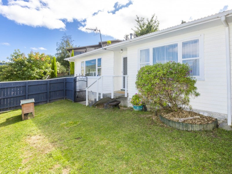 29 Vista Crescent, Maoribank, Upper Hutt - Carousel 2