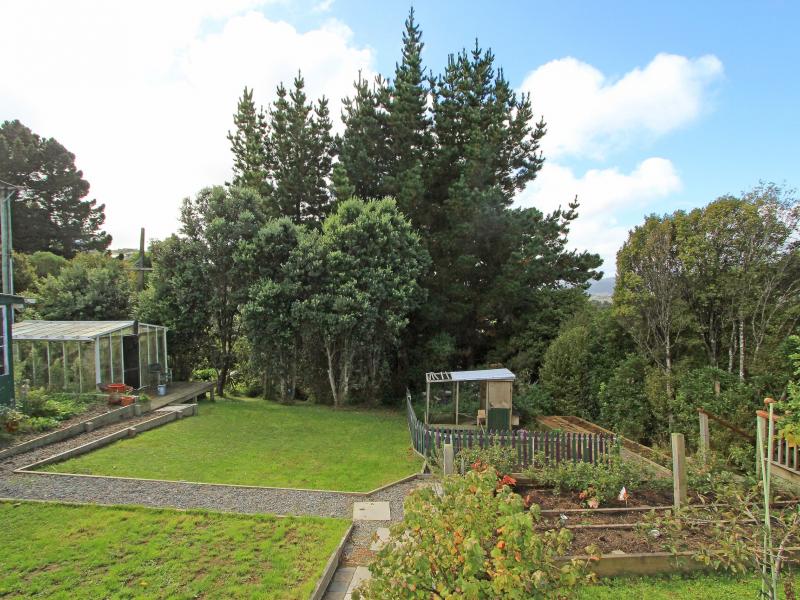 6 Catherine Grove, Tirohanga, Lower Hutt - Carousel 18
