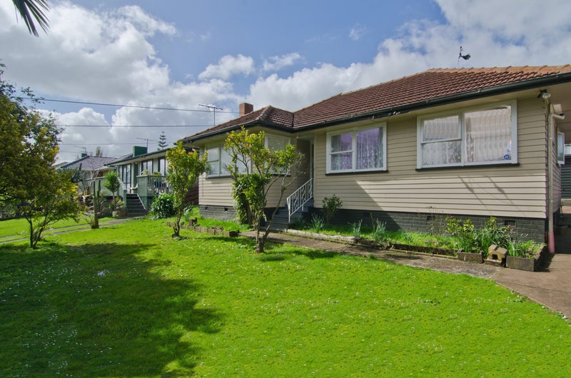 12 Clutha Crescent, Clover Park, Auckland - Carousel 1