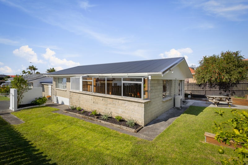 2/4 Ian Place, Glendene, Auckland - Carousel 1