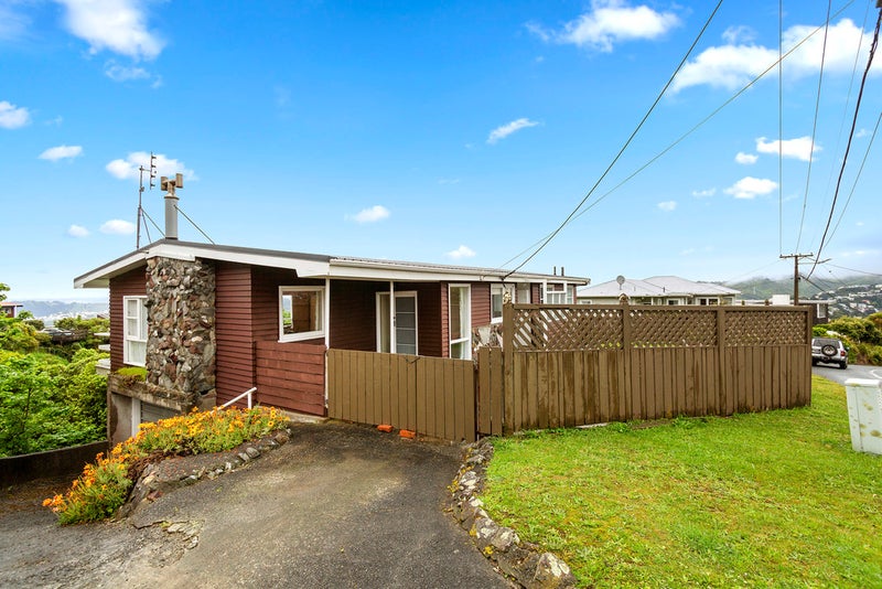 2 Puketiro Avenue, Northland, Wellington - Carousel 1