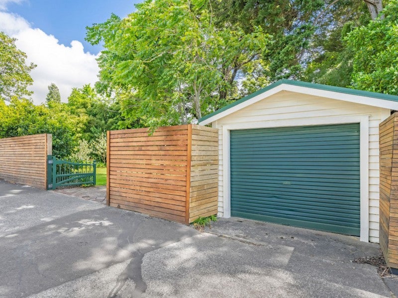 15 Clinker Grove, Silverstream, Upper Hutt - Carousel 1
