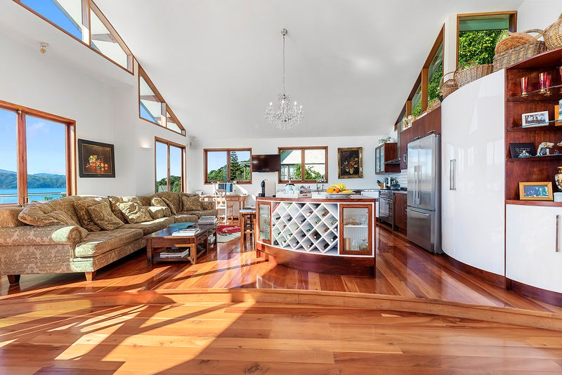 423 Karaka Bay Road, Karaka Bays, Wellington - Carousel 1