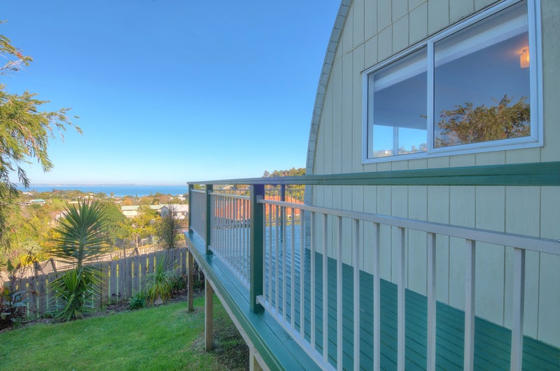 28 Beatty Parade, Surfdale, Waiheke Island - Carousel 1