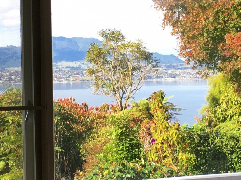 15 Scenic Heights, Acacia Bay, Taupō - Carousel 1